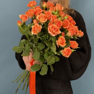 7 кустовых оранжевых роз Чарминг Бейб 60 см