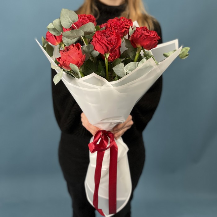 9 красных пионовидных роз Ред монстер 50 см с эвкалиптом