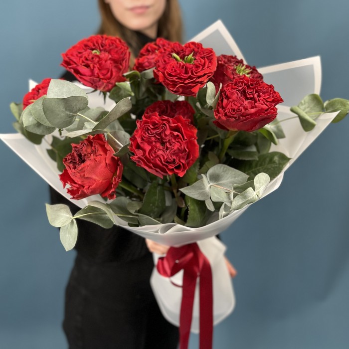 9 красных пионовидных роз Ред монстер 50 см с эвкалиптом