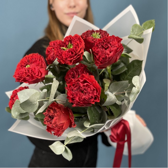 9 красных пионовидных роз Ред монстер 50 см с эвкалиптом