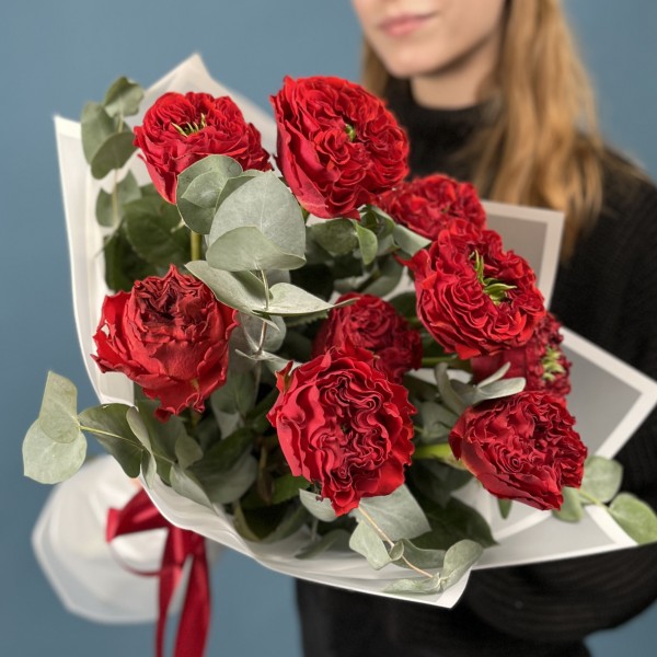9 красных пионовидных роз Ред монстер 50 см с эвкалиптом