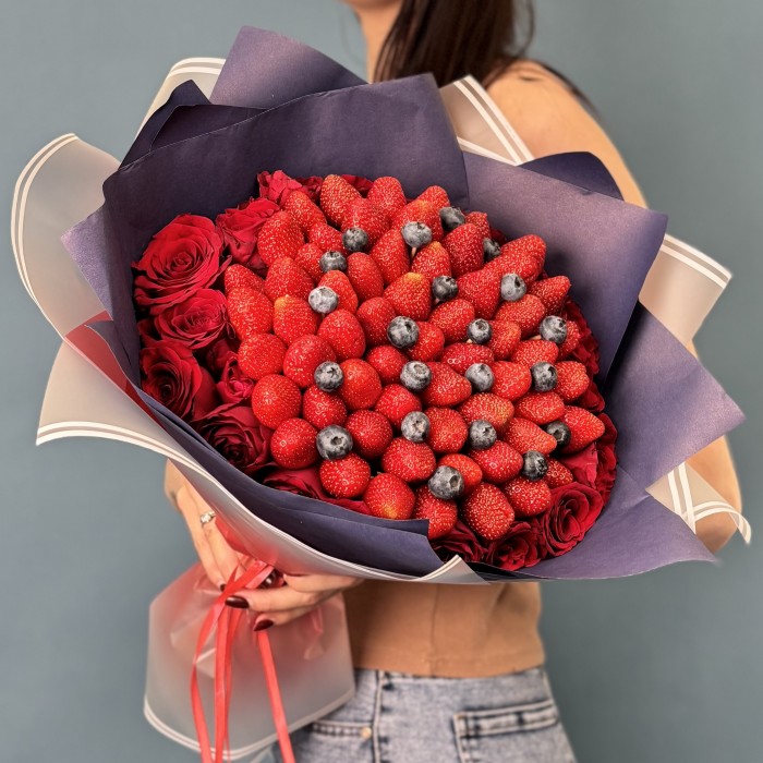 Букет дня из клубники и роз