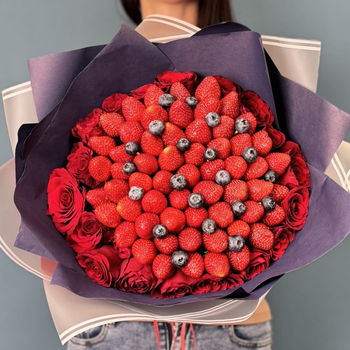 Букет дня из клубники и роз