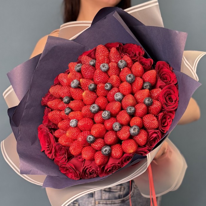 Букет дня из клубники и роз