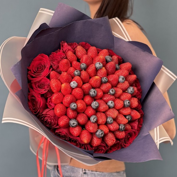 Букет дня из клубники и роз