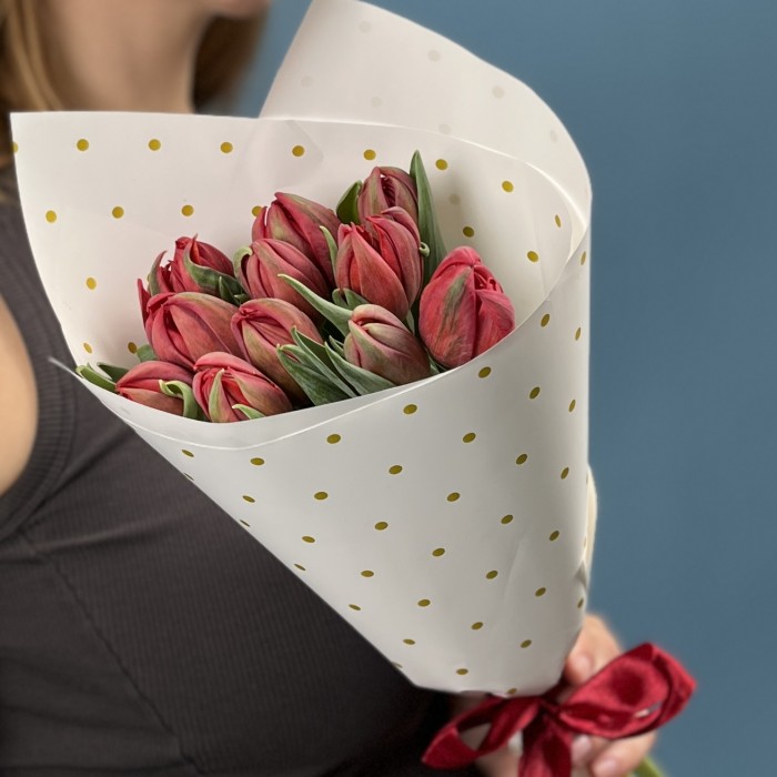 11 красных пионовидных тюльпанов Ред Принц