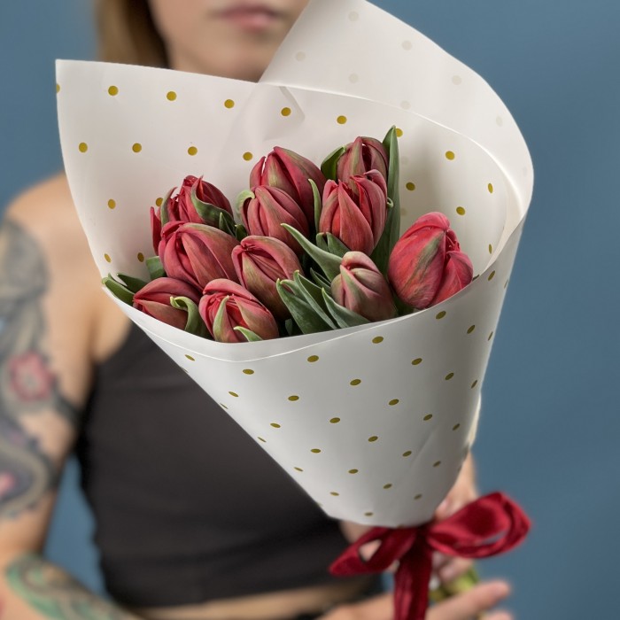 11 красных пионовидных тюльпанов Ред Принц