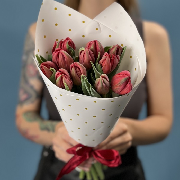 11 красных пионовидных тюльпанов Ред Принц