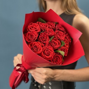 15 красных роз Эль Торо 50 см