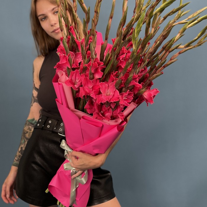 25 малиновых гладиолусов