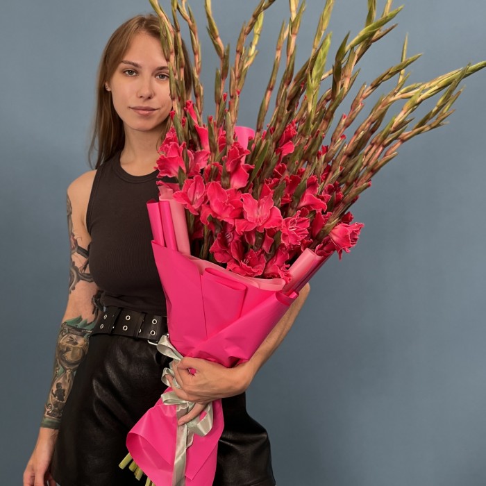 25 малиновых гладиолусов