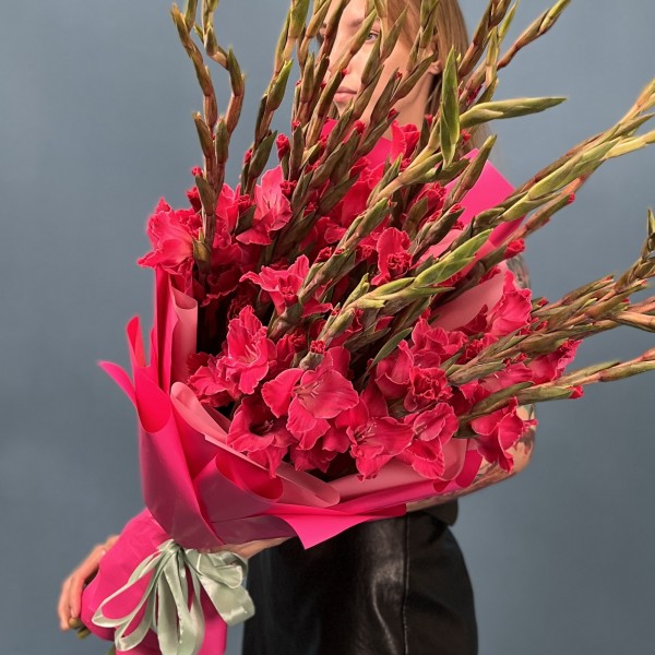 25 малиновых гладиолусов