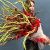 35 красных гладиолусов