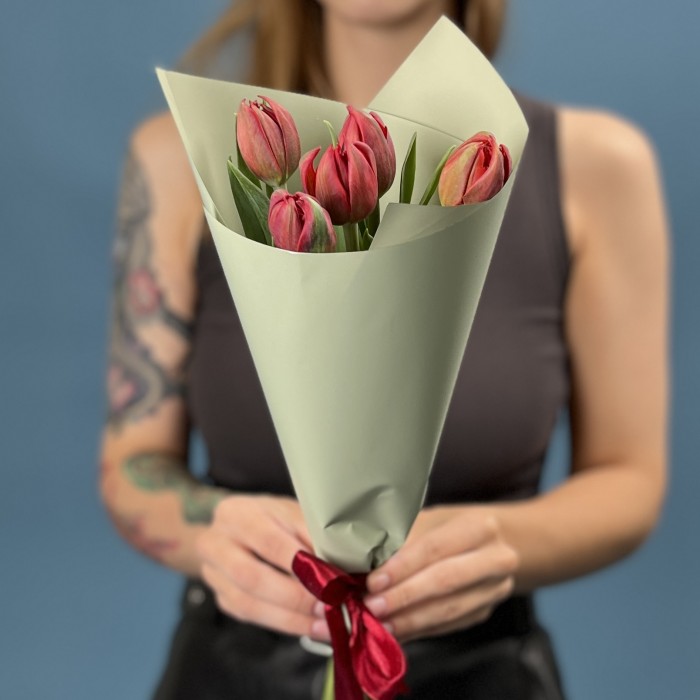 5 красных пионовидных тюльпанов Ред Принц