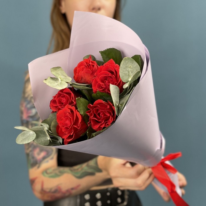 5 красных роз Эль Торо 40 см