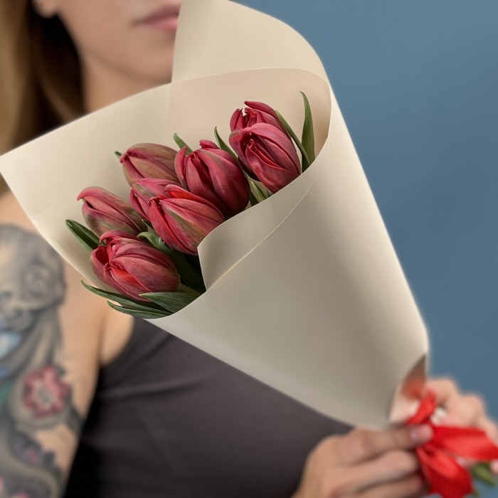 9 красных пионовидных тюльпанов Ред Принц