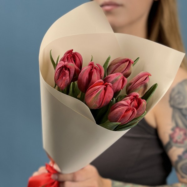 9 красных пионовидных тюльпанов Ред Принц