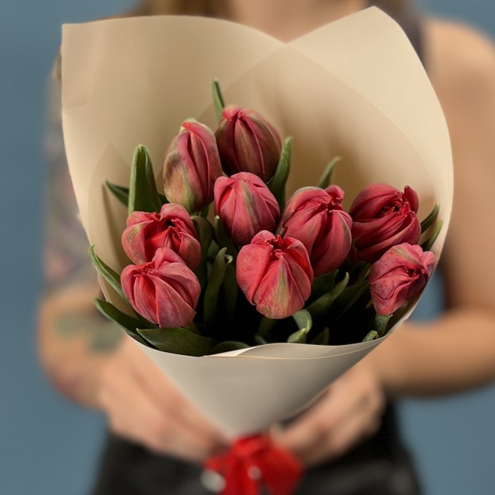 9 красных пионовидных тюльпанов Ред Принц