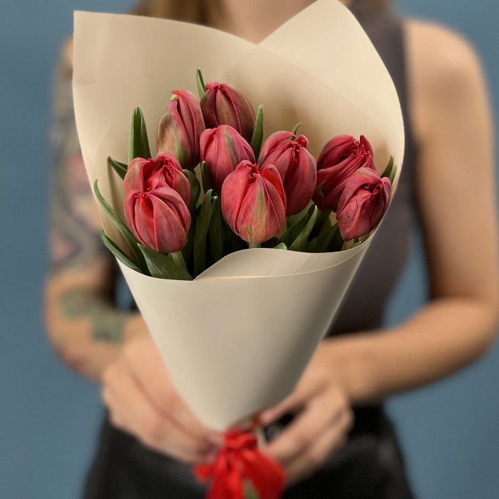 9 красных пионовидных тюльпанов Ред Принц