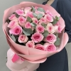 25 розовых роз Мандала 60 см с эвкалиптом