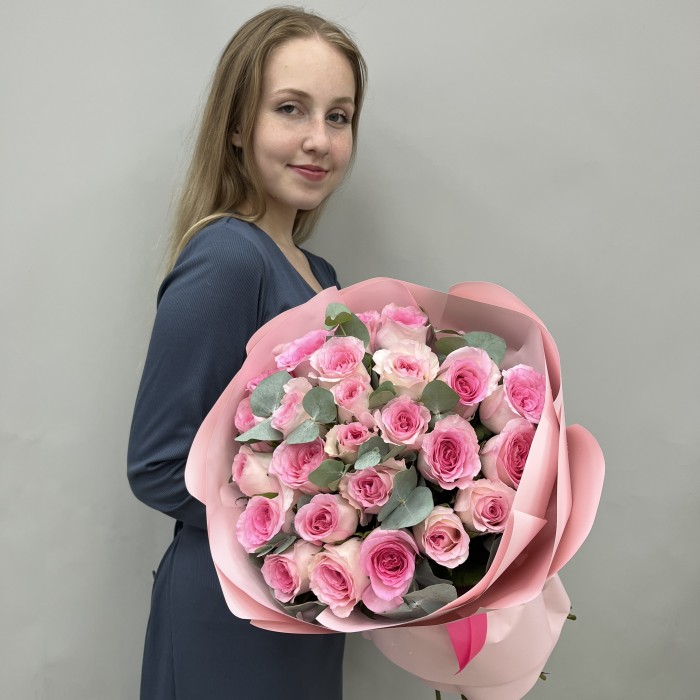 25 розовых роз Мандала 60 см с эвкалиптом