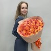 35 оранжево-розовых роз Фри Спирит 60 см