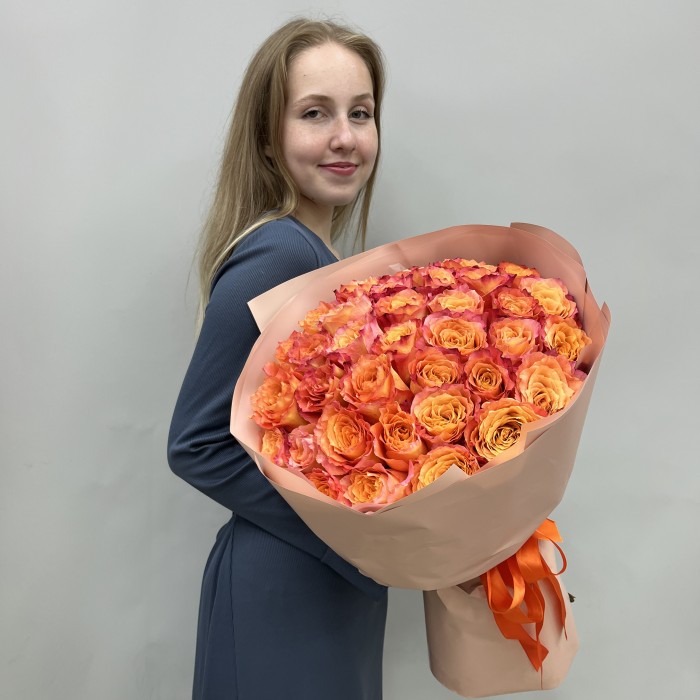 35 оранжево-розовых роз Фри Спирит 60 см