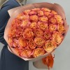 35 оранжево-розовых роз Фри Спирит 60 см