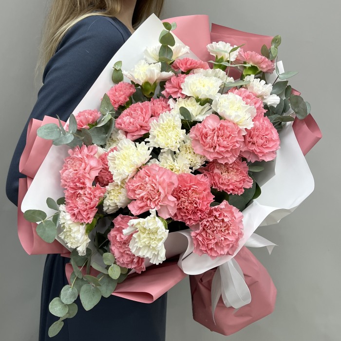 35 розовых и белых гвоздик микс