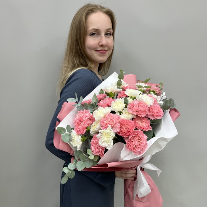 35 розовых и белых гвоздик микс