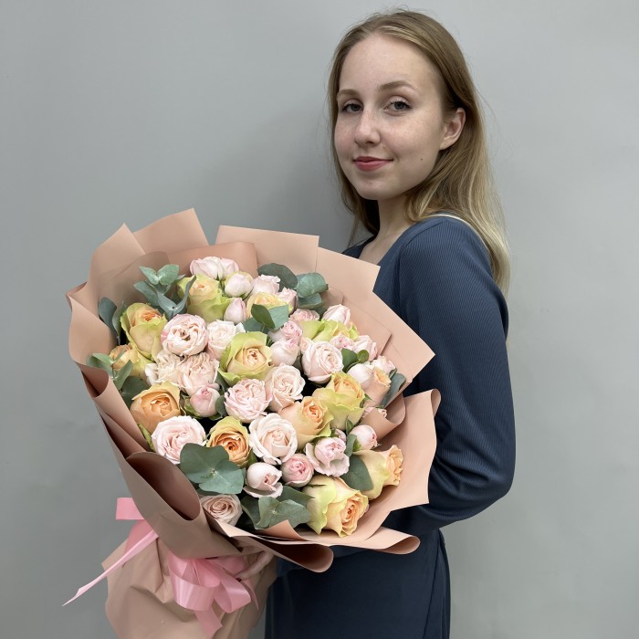 15 роз Гравити с кустовой пионовидной розой