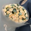 25 кустовых пионовидных роз Минеола 40 см с эвкалиптом