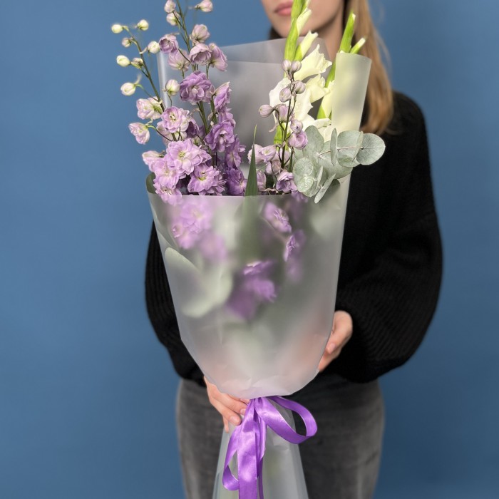 Букет сиреневый дельфиниум с белыми гладиолусами