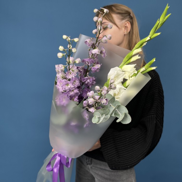 Букет сиреневый дельфиниум с белыми гладиолусами