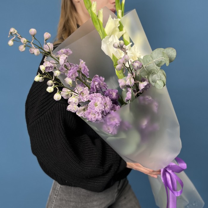 Букет сиреневый дельфиниум с белыми гладиолусами