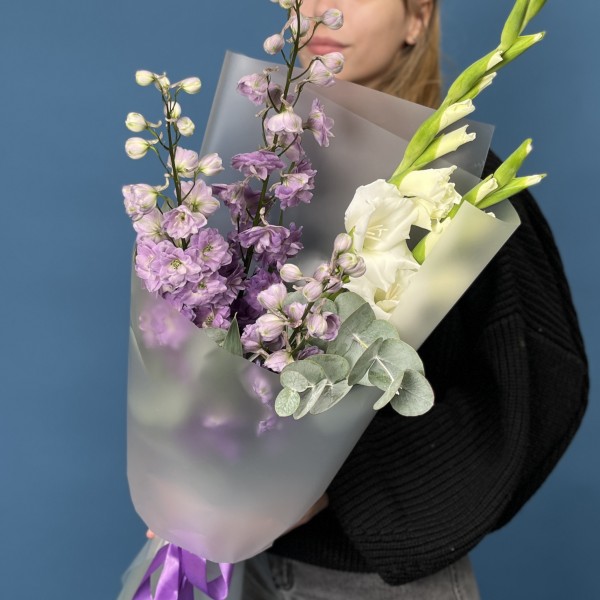 Букет сиреневый дельфиниум с белыми гладиолусами