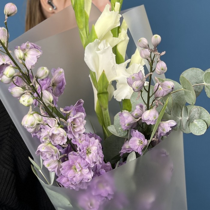 Букет сиреневый дельфиниум с белыми гладиолусами