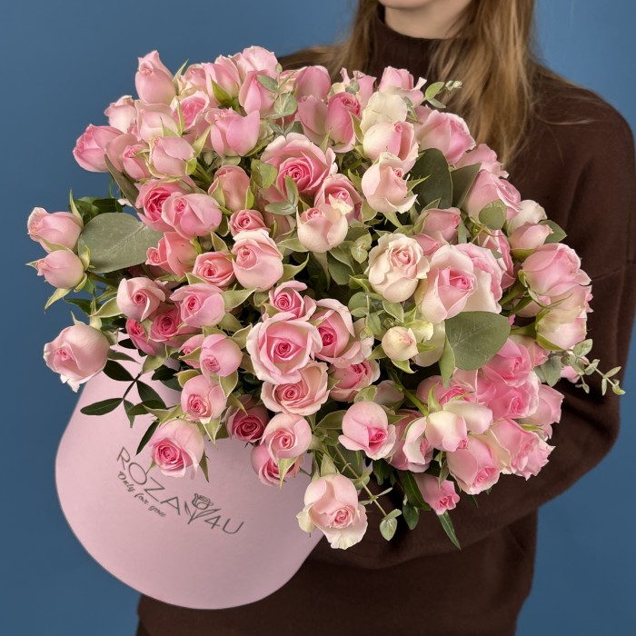 25 кустовых розовых роз Динара  в коробке