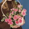 5 кустовых розовых роз Динара в корзине