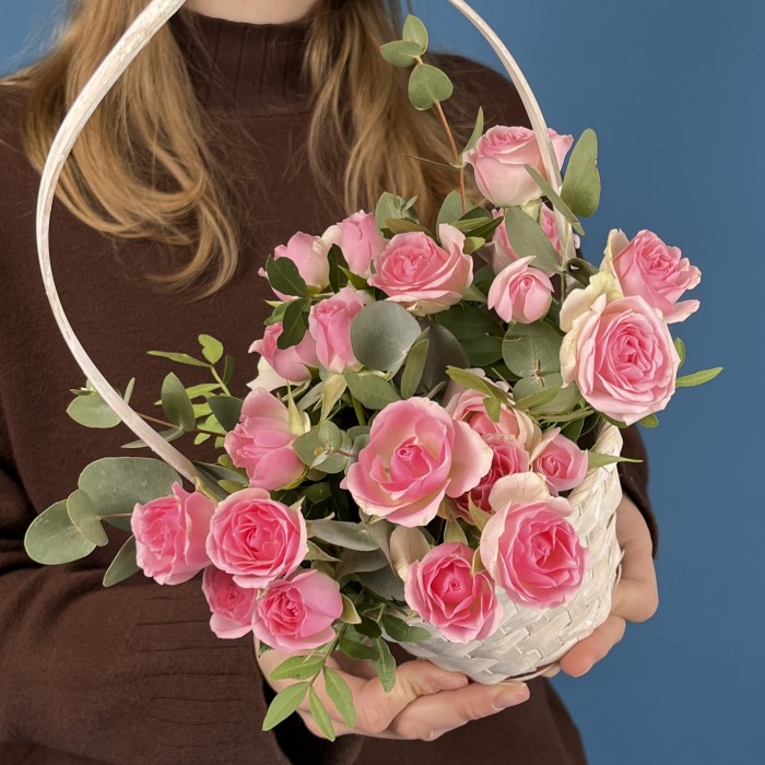 5 кустовых розовых роз Динара в корзине