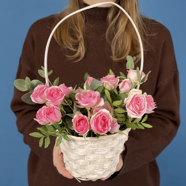 5 кустовых розовых роз Динара в корзине