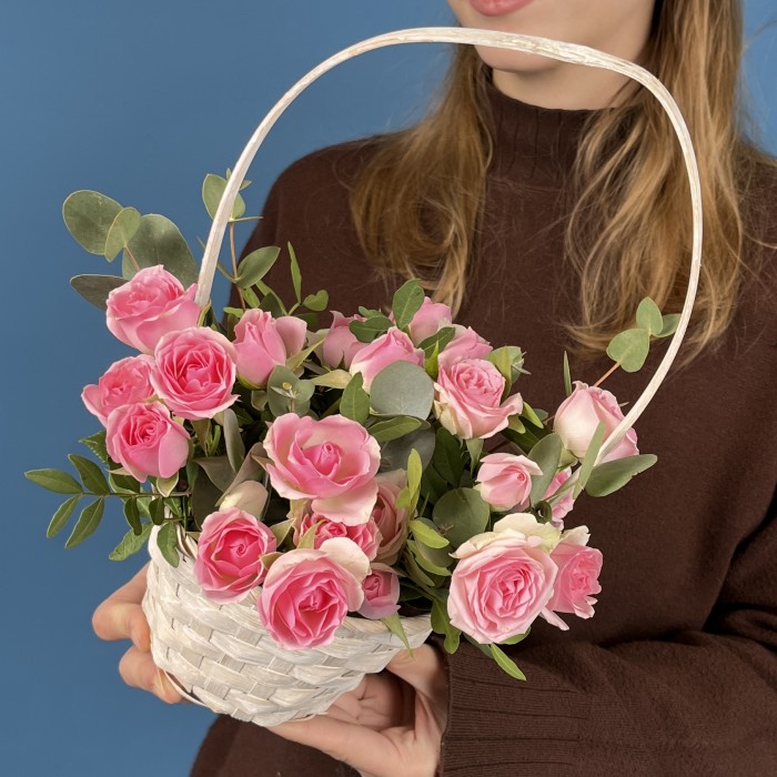 5 кустовых розовых роз Динара в корзине