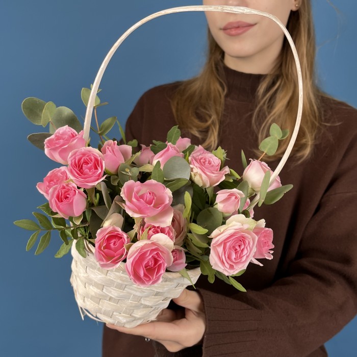 5 кустовых розовых роз Динара в корзине