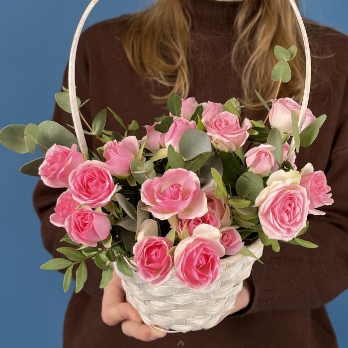 5 кустовых розовых роз Динара в корзине