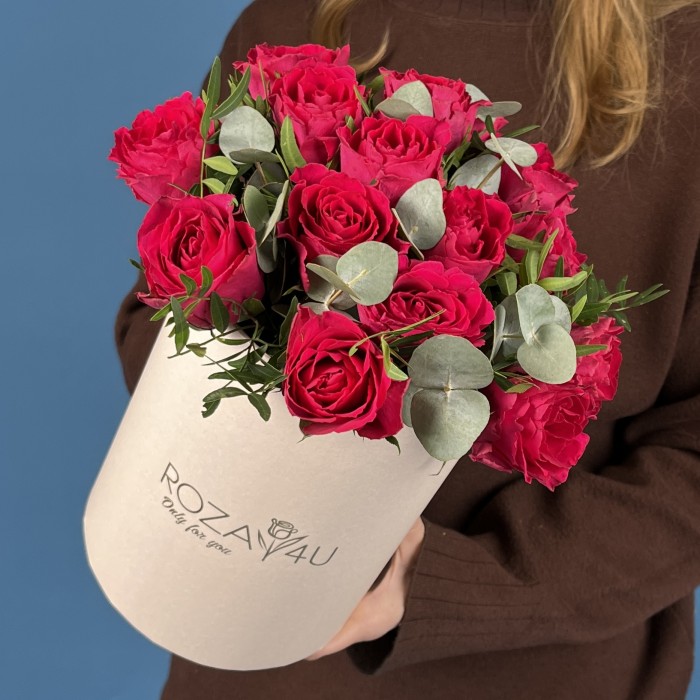 15 малиновых роз Такаци в коробке
