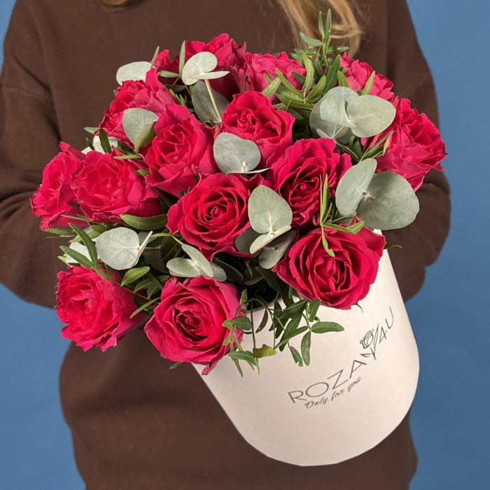 15 малиновых роз Такаци в коробке