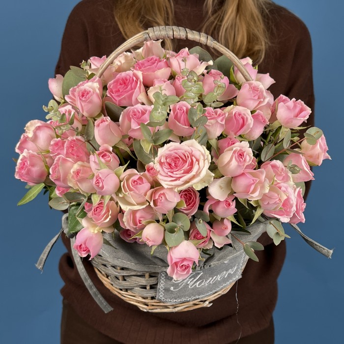 25 розовых кустовых роз Динара в корзине