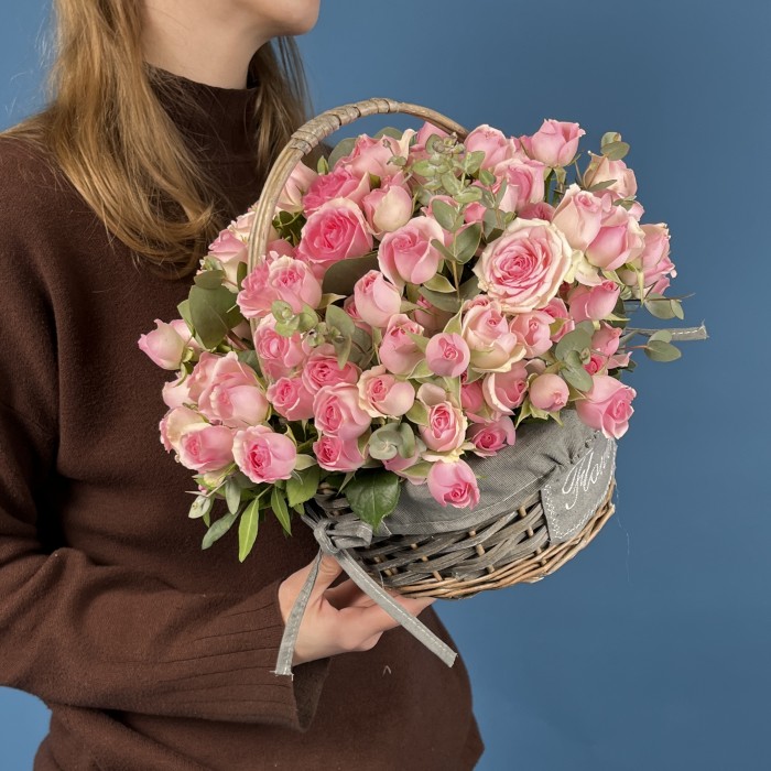 25 розовых кустовых роз Динара в корзине