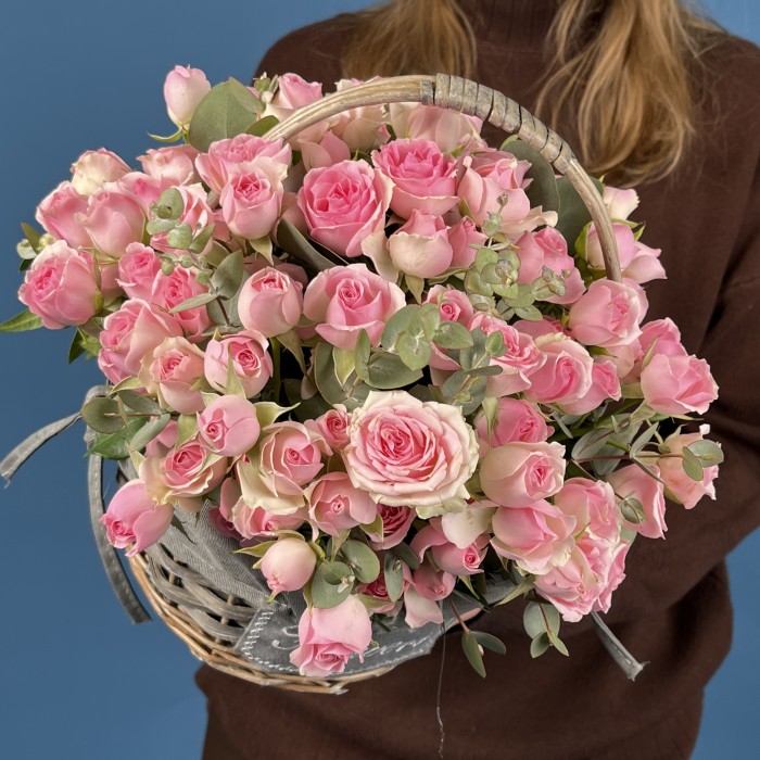 25 розовых кустовых роз Динара в корзине