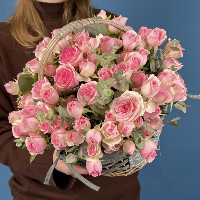 25 розовых кустовых роз Динара в корзине